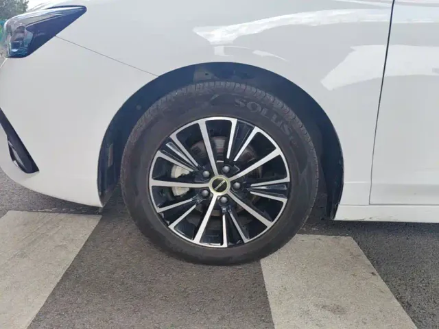 Roewe i5 — Фото автомобиля 22