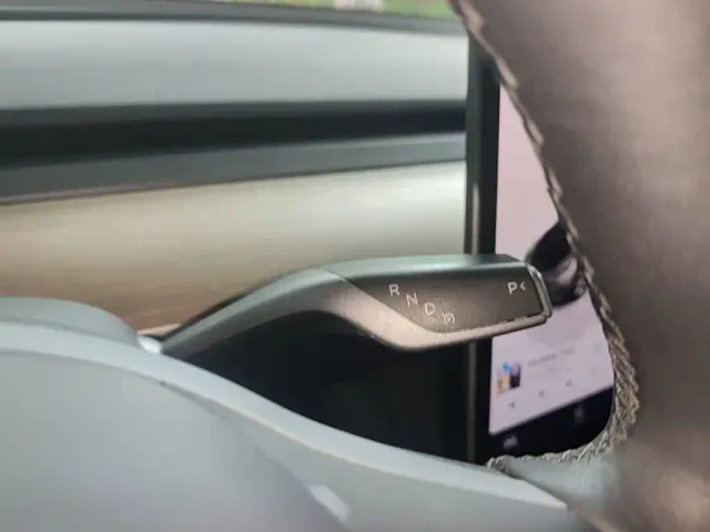 Tesla Model Y — Фото автомобиля 13