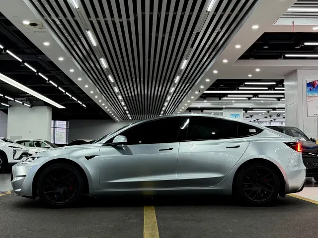 Tesla Model 3 — Фото автомобиля 7