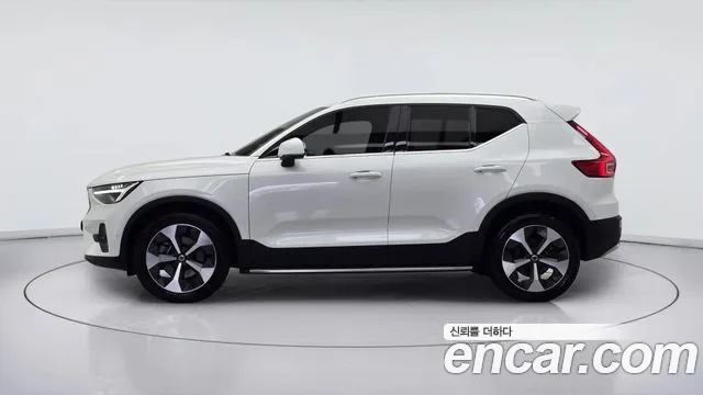 Вольво XC40 B4 Ultra Bright — Фото автомобиля 2