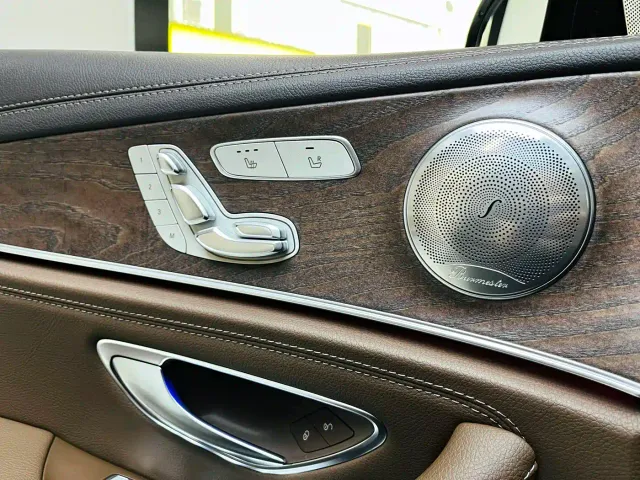 Mercedes-Benz E-Class — Фото автомобиля 12