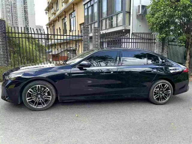 BMW 5 Series — Фото автомобиля 3