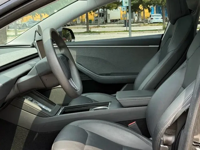 Tesla Model 3 — Фото автомобиля 4