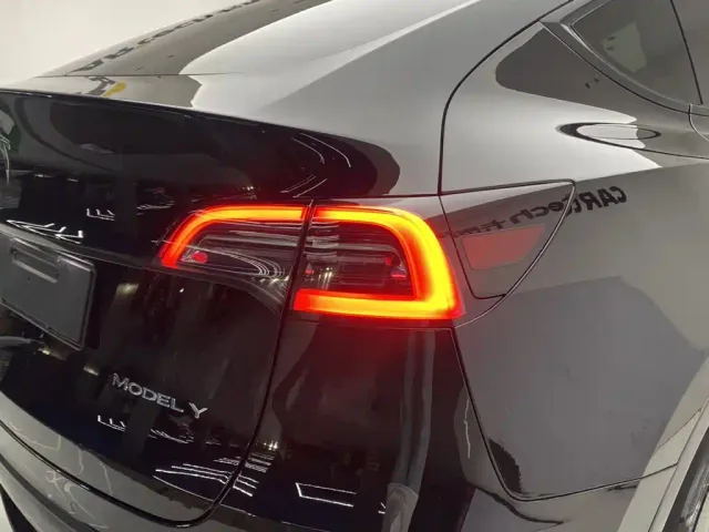 Tesla Model Y — Фото автомобиля 10