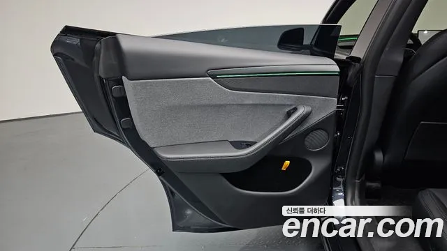 Tesla Model Y — Фото автомобиля 14