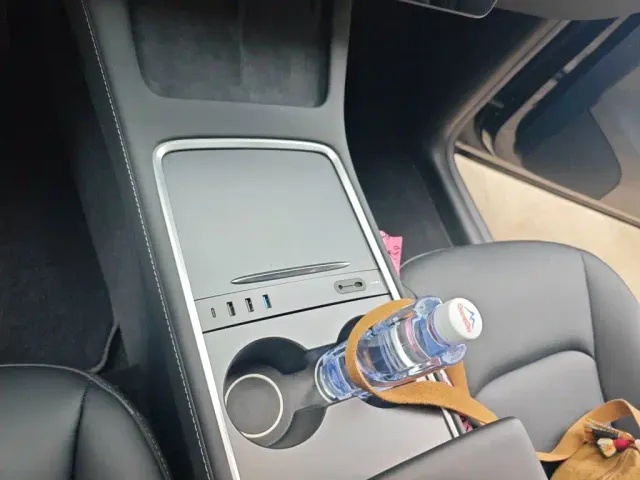 Tesla Model Y — Фото автомобиля 10