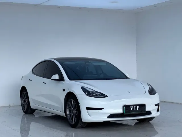 Tesla Model 3 — Фото автомобиля 14