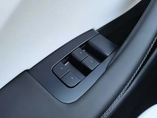 Tesla Model 3 2023 Rear-Wheel Drive — Фото автомобиля 23