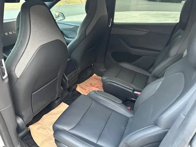 Tesla Model Y L — Фото автомобиля 10