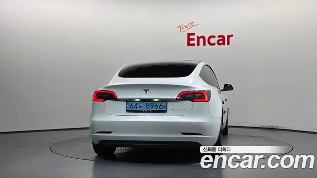 Tesla Model 3 — Фото автомобиля 4