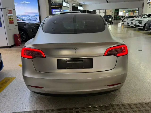 Tesla Model 3 — Фото автомобиля 3