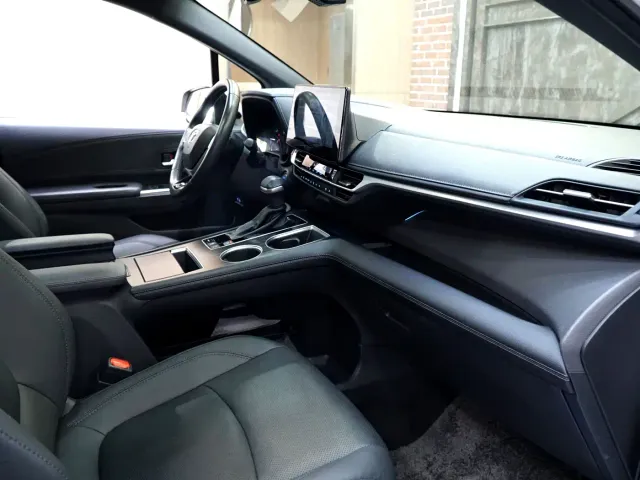Toyota Sienna — Фото автомобиля 7