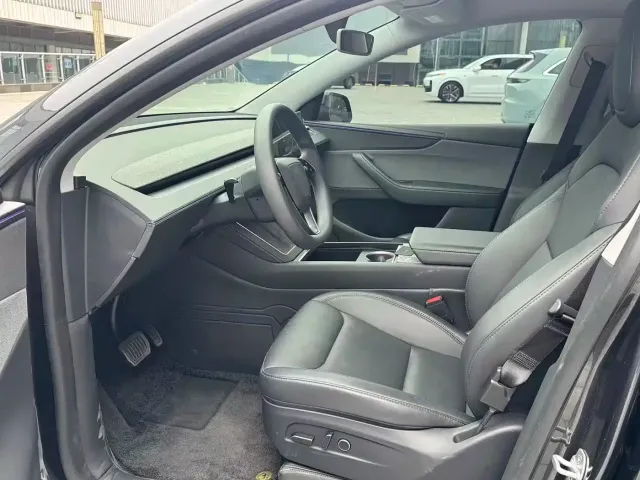 Tesla Model Y 2025 Rear-Wheel Drive — Фото автомобиля 3