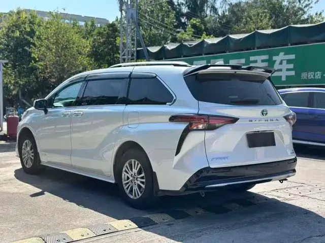 Toyota Sienna — Фото автомобиля 9