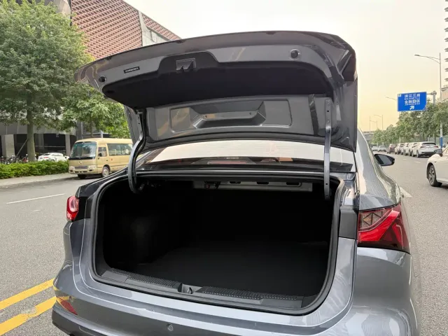Roewe i5 — Фото автомобиля 19