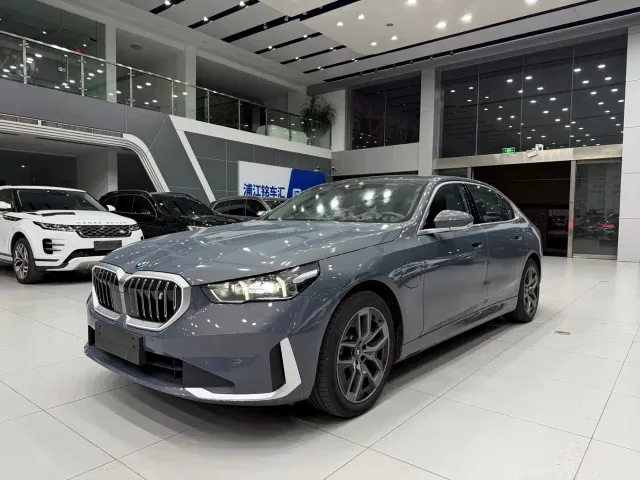 Фотография автомобиля — BMW i5