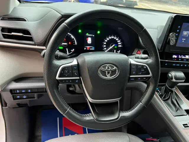 Toyota Sienna — Фото автомобиля 20