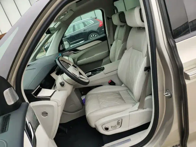 Volvo EM90 — Фото автомобиля 14