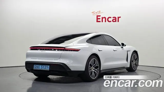 Porsche Taycan — Фото автомобиля 2
