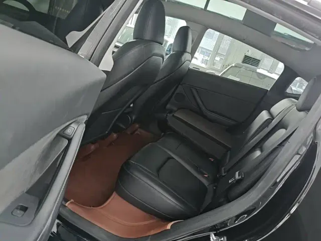 Tesla Model Y — Фото автомобиля 16