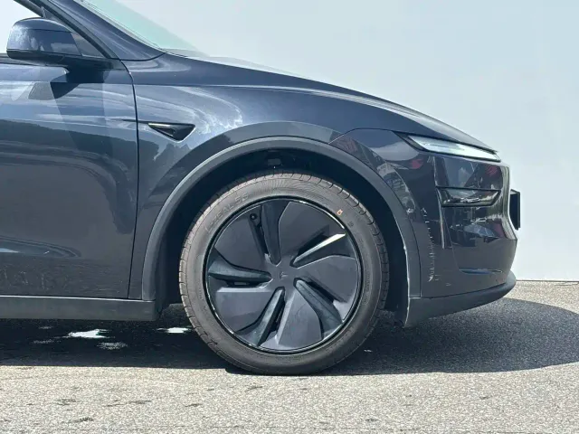 Tesla Model Y — Фото автомобиля 4