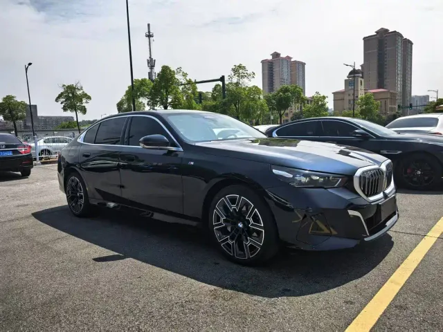 BMW 5 Series — Фото автомобиля 2