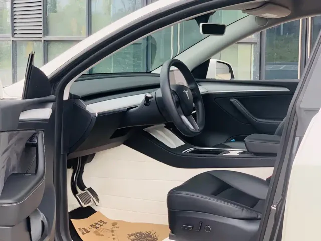 Tesla Model Y — Фото автомобиля 13