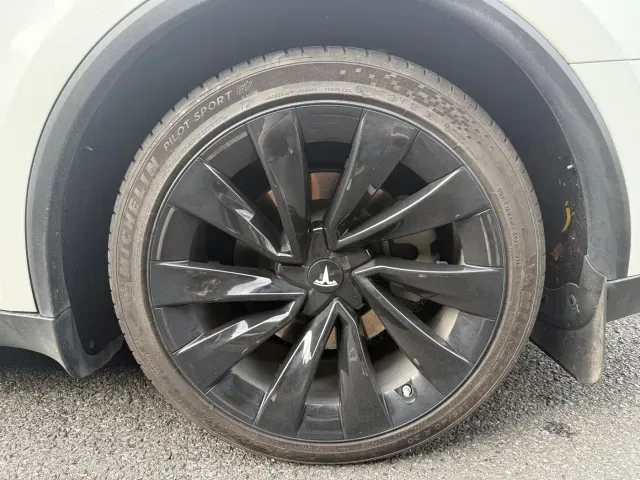 Tesla Model Y — Фото автомобиля 15