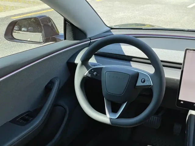 Tesla Model 3 — Фото автомобиля 15