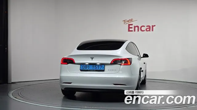 Tesla Model 3 — Фото автомобиля 4