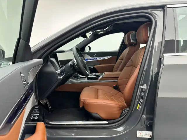 BMW i7 — Фото автомобиля 12