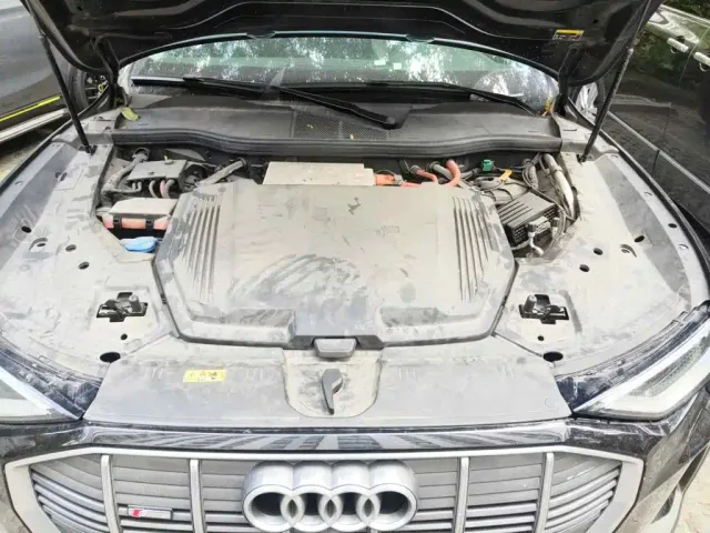 Audi e-tron — Фото автомобиля 3
