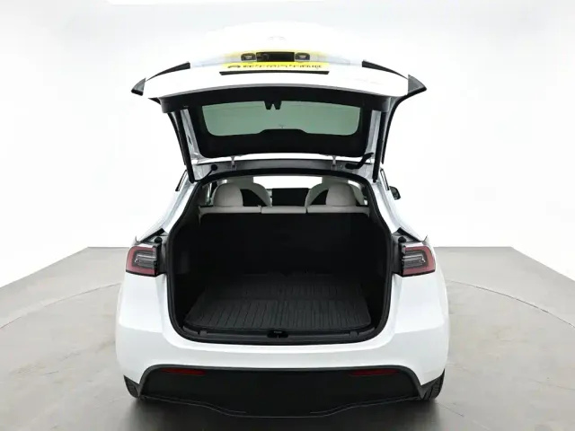 Tesla Model Y — Фото автомобиля 16