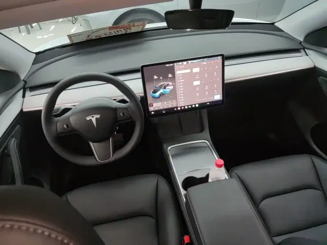 Tesla Model Y — Фото автомобиля 9