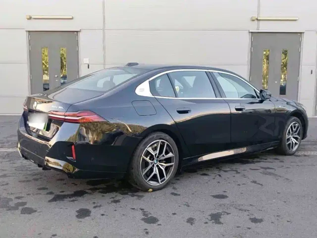 BMW i5 — Фото автомобиля 4