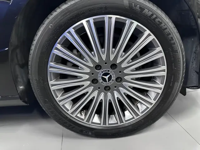 Mercedes-Benz E-Class — Фото автомобиля 3