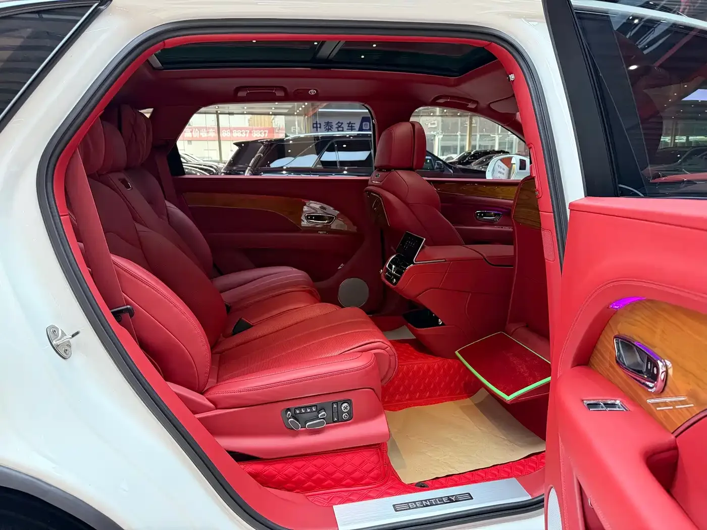 Bentley Bentayga 2024 4.0T V8 Long Wheelbase — Фото автомобиля 14
