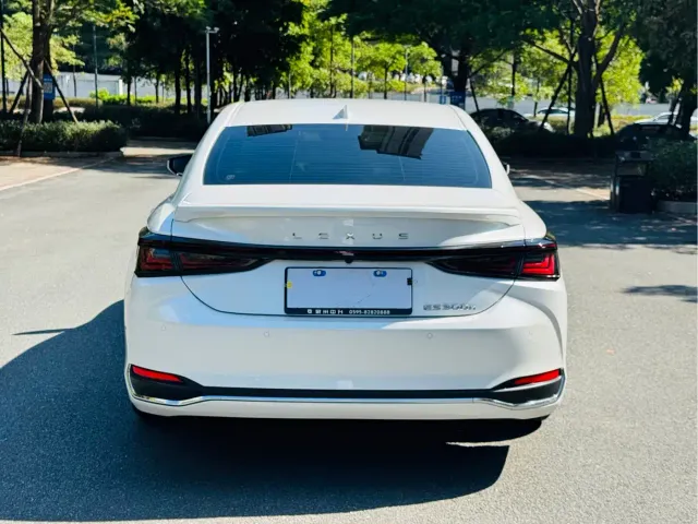 Lexus ES — Фото автомобиля 8