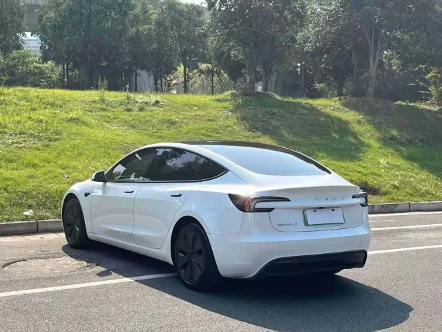 Tesla Model 3 — Фото автомобиля 13