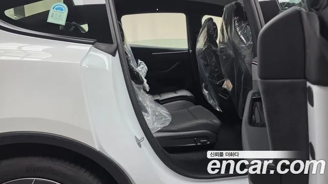 Tesla Model Y — Фото автомобиля 11