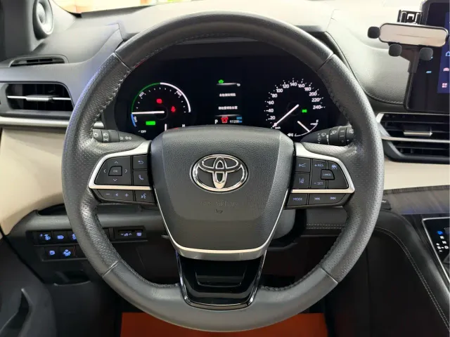 Toyota Sienna — Фото автомобиля 12