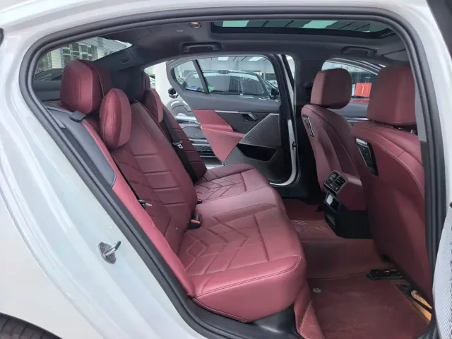 BMW 5 Series — Фото автомобиля 11