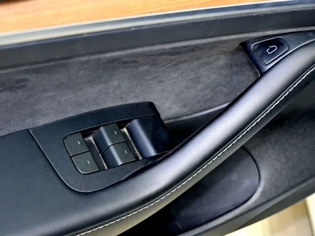 Tesla Model 3 — Фото автомобиля 20