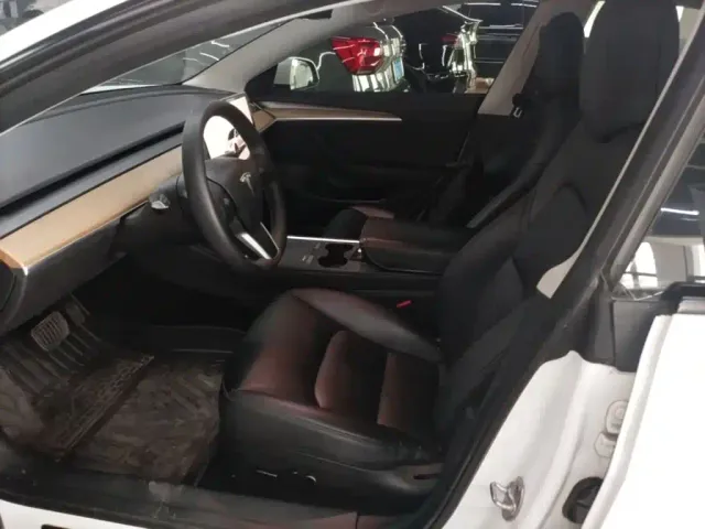 Tesla Model 3 — Фото автомобиля 14