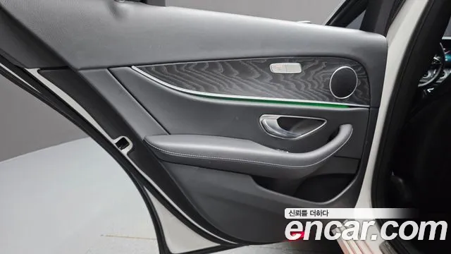 Mercedes-Benz E-Class — Фото автомобиля 24