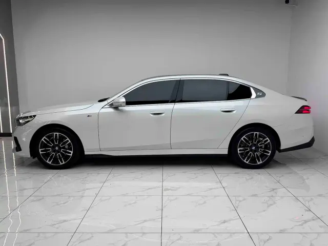 BMW 5 Series — Фото автомобиля 15