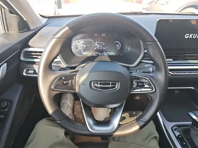 Geely Emgrand — Фото автомобиля 10