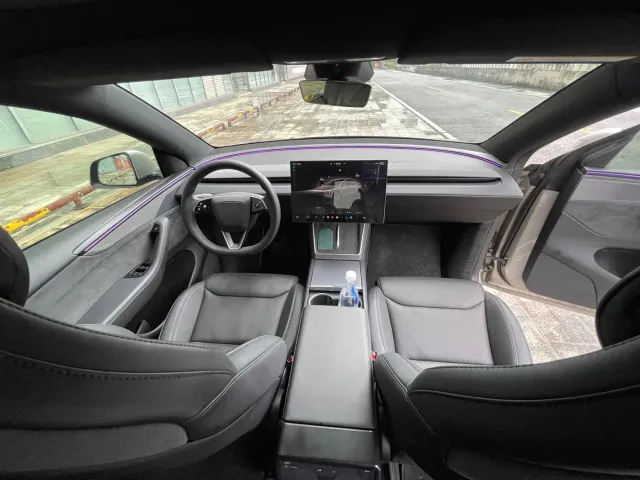 Tesla Model Y L — Фото автомобиля 9