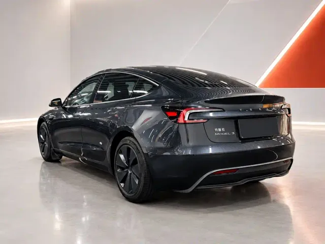 Tesla Model 3 — Фото автомобиля 4