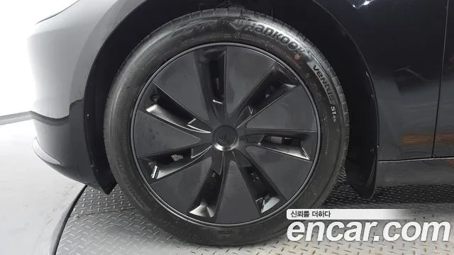 Tesla Model 3 — Фото автомобиля 5